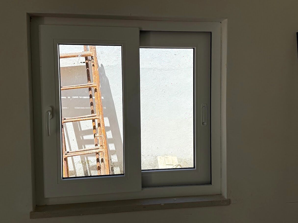 Janela de alumínio cinzenta numa fachada residencial